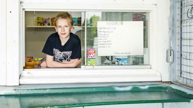 Tämä teini ei lorvi kesälomalla – Lauri, 14, pyörittää omaa kesäkioskia Lahdessa! Laurilla on oma kioski.