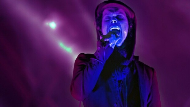 HIM heitti hyvästit ja kruunasi kyläkauppiaan synttärit – Ville Valo lauloi Vesa Keskiselle onnittelulaulun! Ville Valo Miljoonarockissa 2017.