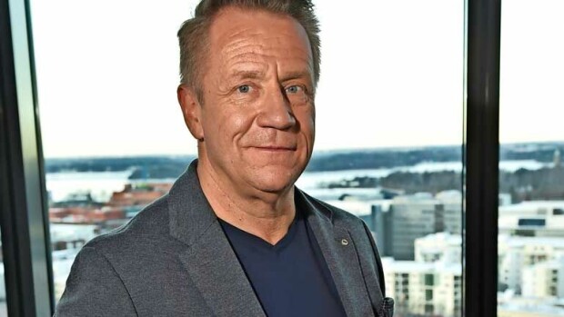 Olli Lindholm puristeli Eveliinaa pepusta kesken keikan – kuva! Olli Lindholm ja Eveliina olivat Suvi Teräsniskan keikalla.