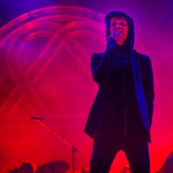 HIM heitti hyvästit ja kruunasi kyläkauppiaan synttärit – Ville Valo lauloi Vesa Keskiselle onnittelulaulun! Ville Valo esiintymässä Vesa Keskisen 50-vuotispäivillä.
