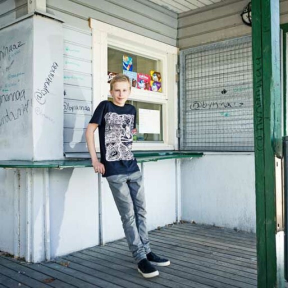 Tämä teini ei lorvi kesälomalla – Lauri, 14, pyörittää omaa kesäkioskia Lahdessa! Lauri pitää kioskia lahtelaisella uimarannalla.