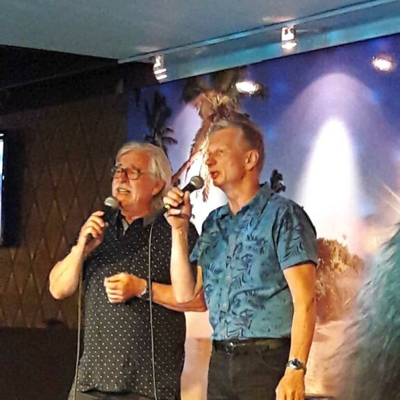 Matti Esko otti karaokebaarin haltuun: joi viskiä ja lauloi Rekkamiestä – kuva! Matti Esko lauloi karaokessa omaa biisiään.
