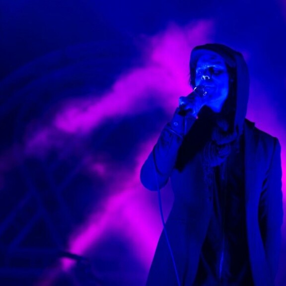 HIM heitti hyvästit ja kruunasi kyläkauppiaan synttärit – Ville Valo lauloi Vesa Keskiselle onnittelulaulun! Ville Valo esiintymässä Vesa Keskisen 50-vuotispäivillä.