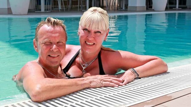 Pia Nykänen myöntää mäkättävänsä Matille kaljan juomisesta: Matti on lompsa levällään, kun on vähän ottanut! Matti ja Pia Espanjan auringon alla.