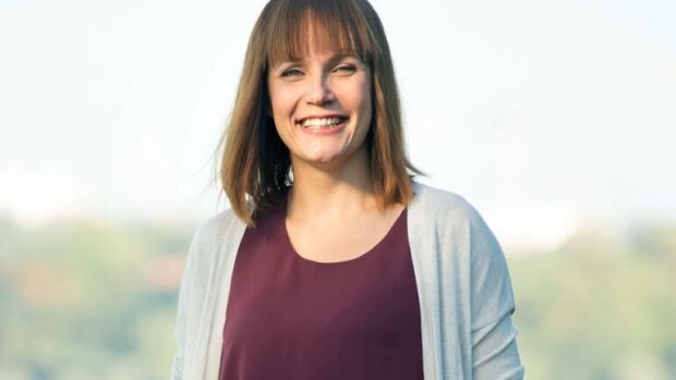 Aku Hirviniemestä eronnut Niina Lahtinen rakastui työkaveriinsa – tässä on Niinan uusi kulta! Niina Lahtinen poseeraa hymyillen.