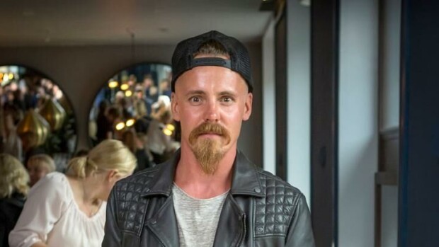 Jasper Pääkkönen iski prinssi Andrew’n salarakkaan: kiihkeää suutelua Helsingissä espanjalaismallin kanssa – kuva! Jasper poseeraa viiksekkäänä ja parrakkaana.