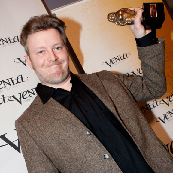 Aku Hirviniemestä eronnut Niina Lahtinen rakastui työkaveriinsa – tässä on Niinan uusi kulta! Atte Järvinen poseeraa Venla-patsaan kanssa.