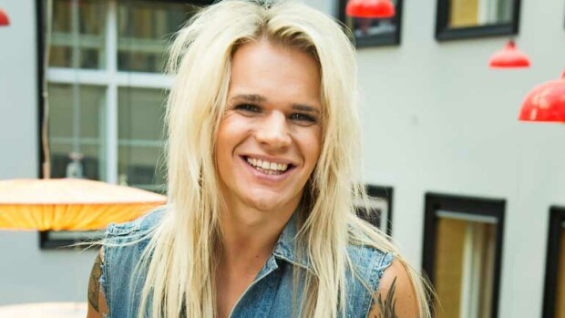 Rokkari Olli Herman ja julkkistankotanssija: Hempeilyä ravintolassa – kuva! Olli Herman hempeili tankotanssijan kanssa.