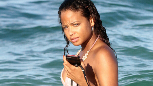 Christina Milian pikkubikineissä rannalla: siveli alapäätään - mihinkäs sitä hiekkaa menikään?! Christina Milian
