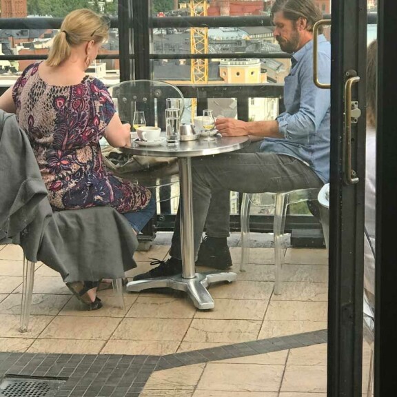 Tommi Korpelan ja Elina Knihtilän käytös herätti huomiota helsinkiläishotellissa – kuva! Näyttelijäpariskunta kahvilla.