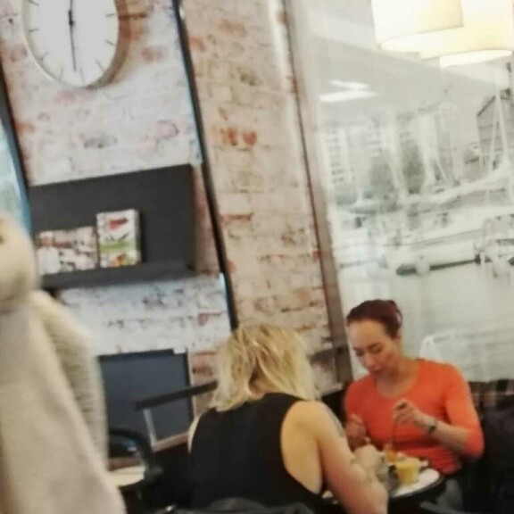 Rokkari Olli Herman ja julkkistankotanssija: Hempeilyä ravintolassa – kuva! Rokkari ja tankotanssija lounaalla.