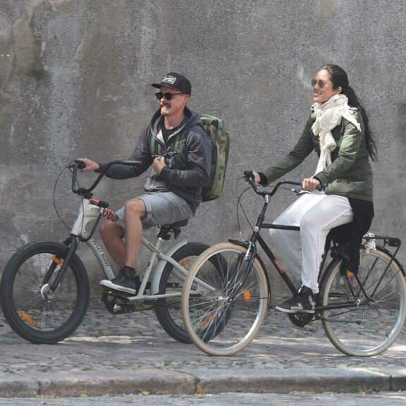 Jasper Pääkkönen ja uusi mallirakas suutelivat himokkaasti Helsingissä: upeavartaloinen Alexandra, 32, keimaili pikkubikineissä – kuvat! Jasper ja mallirakas ajoivat jalkakäytävällä.