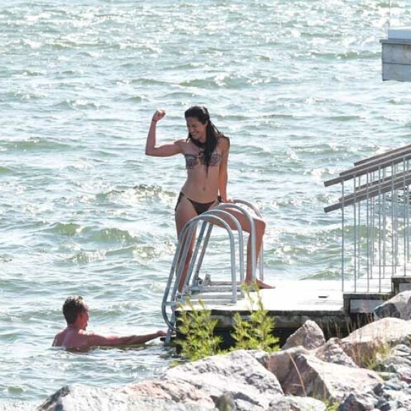 Jasper Pääkkönen ja uusi mallirakas suutelivat himokkaasti Helsingissä: upeavartaloinen Alexandra, 32, keimaili pikkubikineissä – kuvat! Jasper ja mallirakas löylyssä.