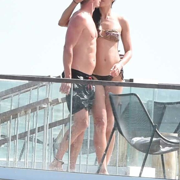 Jasper Pääkkönen ja uusi mallirakas suutelivat himokkaasti Helsingissä: upeavartaloinen Alexandra, 32, keimaili pikkubikineissä – kuvat! Jasper ja mallirakas uimassa.