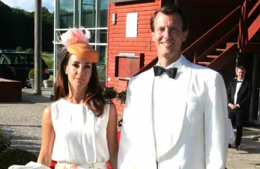 Tanskan prinssi Joachimin aviokriisi selätetty? Kuherteli rantalomalla prinsessa Marien kanssa – kuva! 
