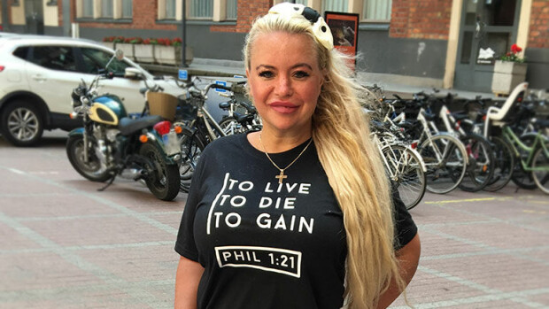 Johanna Tukiaisen raittius katkesi - joi viiniä ja oksensi: Minut valtasi viha, kun näin ihmisten juovan! Johanna Tukiainen poseeraa Seiskalle