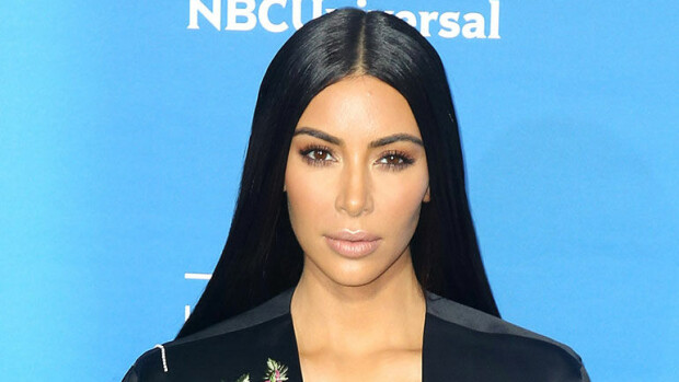 Nyt on jo pornahtavaa katseltavaa: Kim Kardashian illasti läpinäkyvissä pitsirintsikoissa - kuvat! Kim Kardashian poseeraa punaisella matolla