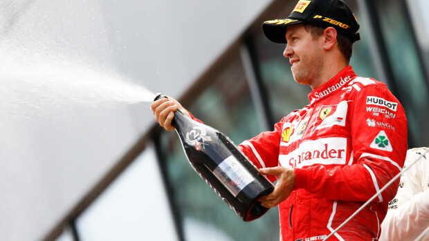 Jyväskyläläinen Petteri hieraisi silmiään: F1-mestari Sebastian Vettel käveli vastaan Palokan Prismassa ostoskärryt täynnä – kuvat! Sebastian Vettel piipahti Palokan Prismassa.