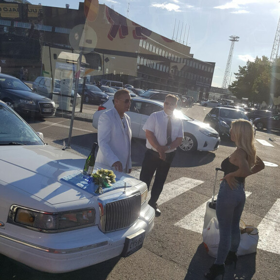 Mitä?! Tauski järjesti ex-vaimolleen Henna Peltoselle superromanttisen yllätyksen satamassa: kuin kosioaikeissa - kuvat! Tauski ja Henna Peltonen