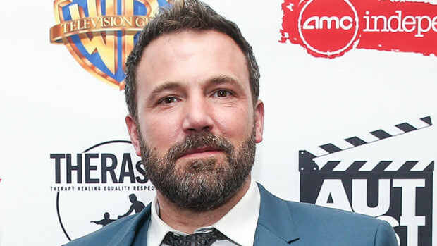 Ben Affleckin kainalossa uusi kulta – vaaleaverikkö on kuuma SNL-tuottaja! Ben Affleck poseeraa punaisella matolla