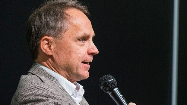 Tietokirjailija Petteri Järvinen kuvasi nukkuvaa naista salaa lentokoneessa - törkeä Facebook-päivitys aiheutti someraivon! Petteri Järvinen