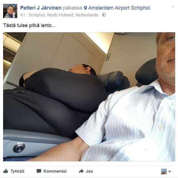 Tietokirjailija Petteri Järvinen kuvasi nukkuvaa naista salaa lentokoneessa - törkeä Facebook-päivitys aiheutti someraivon! Petteri Järvinen lentokone Facebook-päivitys