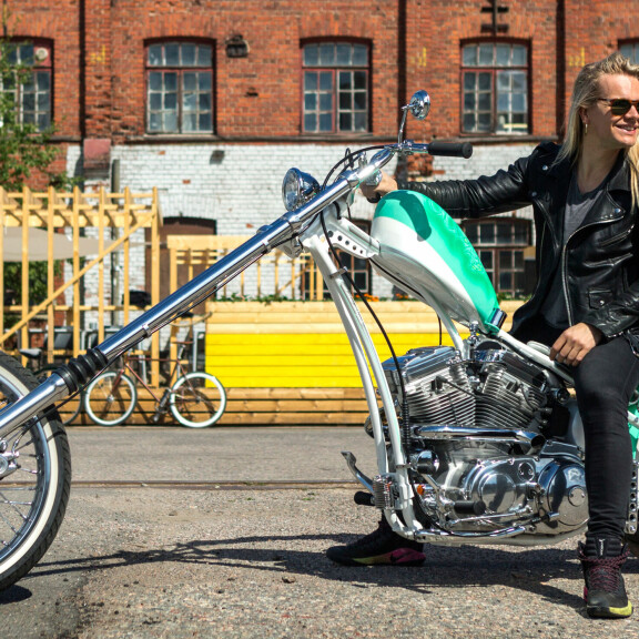 Olli Herman toteutti lapsuudenhaaveensa: kruisailee 3-metrisellä Harrikalla – kuvat! Olli Herman ja uusi Harrikka nimeltä Penelope.