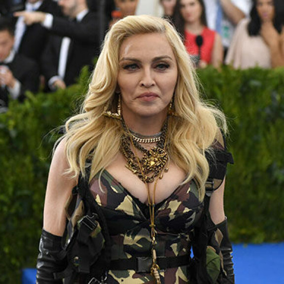 Tupac Shakurin vankilakirje paljastaa: dumppasi Madonnan ihonvärin vuoksi! Madonna poseeraa kameralle