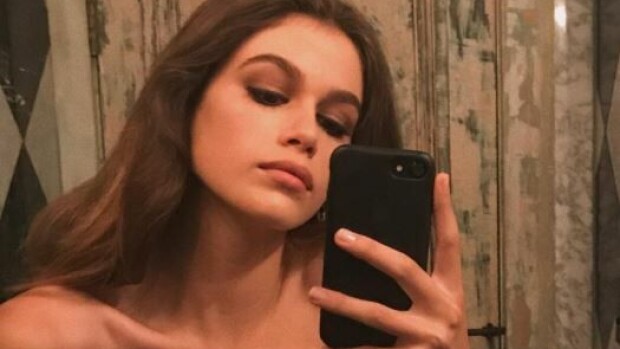 Cindy Crawfordin Kaia-tytär, 15, kuvasi itsensä yläosattomissa - tästä kuvasta puhuvat nyt kaikki: 'Olet liian nuori poseeraamaan näin!' Kaia Gerber