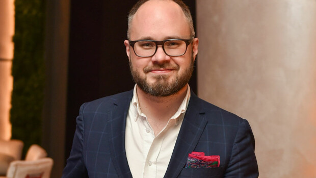 Kesäromanssi? Tuomas Enbuske heilastelee nuoren ja kauniin tiedottajan kanssa - kuvat upeasta blondista! Tuomas Enbuske