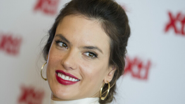 Herranjestas! Huippumalli Alessandra Ambrosio mykistävässä alastonkuvassa USA:n kansallispäivän kunniaksi – kuva! Alessandra Ambrosio