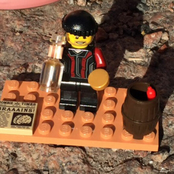 Kuolleen puliukko-Arskan muistopaikka täyttyy lahjoista: tupakkaa, kaljaa, viinipullo, Lego-ukko... Puliukko-Arska kuoli.