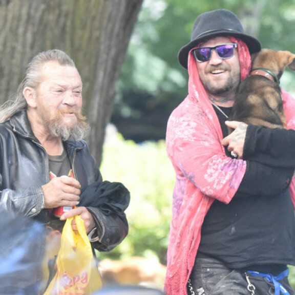 Puliukko-Arska on kuollut – muistopaikalle on tuotu kuva ja kynttilöitä Arska ja Bam Margera