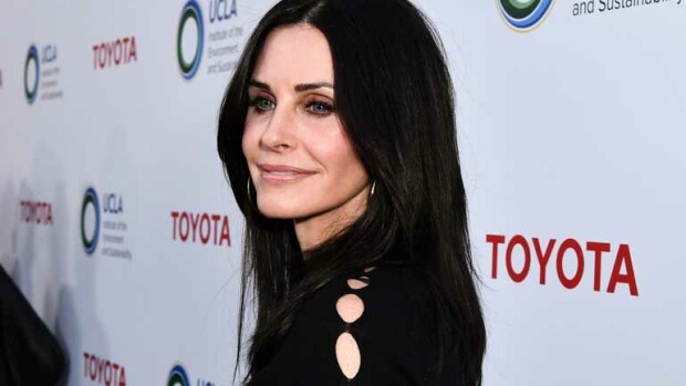 Upeavartaloinen Courteney Cox, 53, uskoo kaalidieettiin - vertaa, miltä näytti 1996 ja nyt! Courteney Cox uskoo kaalidieettiin.