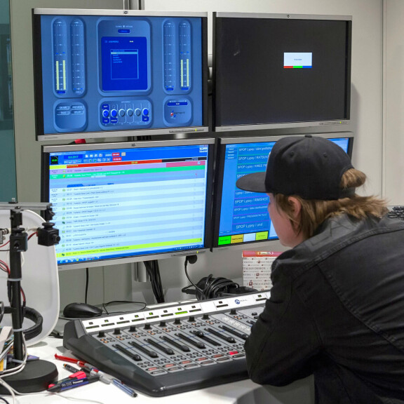 Seiskan jättireportaasi Suomen suosituimman radio-ohjelman Aamulypsyn teosta: ”Valvooko tätä touhua kukaan?” Jaajo saapui kreivin aikaan radiostudioon.
