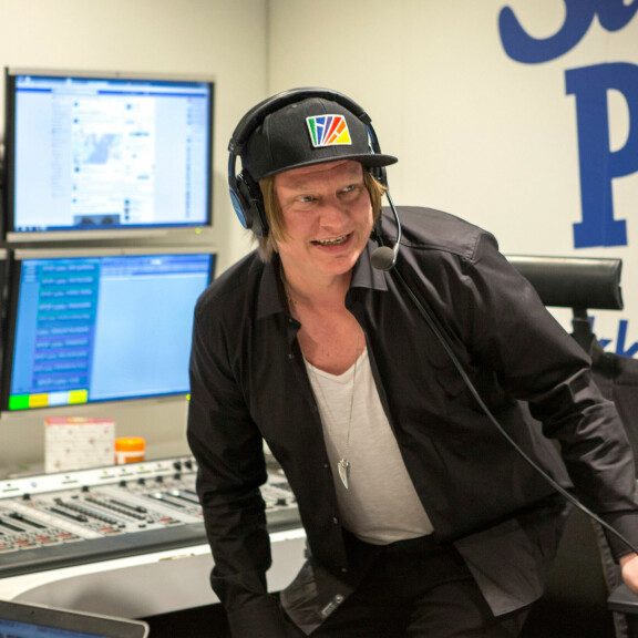 Seiskan jättireportaasi Suomen suosituimman radio-ohjelman Aamulypsyn teosta: ”Valvooko tätä touhua kukaan?” Jaajo on puikoissa Aamulypsyn suorassa radiolähetyksessä.