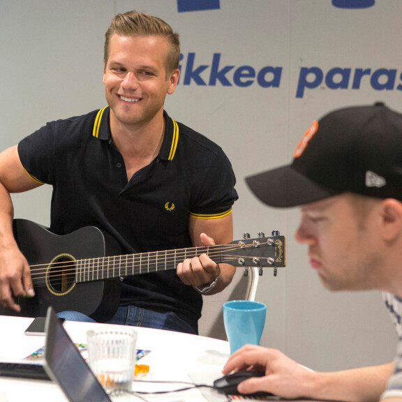 Seiskan jättireportaasi Suomen suosituimman radio-ohjelman Aamulypsyn teosta: ”Valvooko tätä touhua kukaan?” Hovimuusikko Ilkka saapui soittamaan ja laulamaan Aamulypsyn studioon.