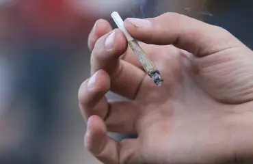 Kuoleva mies lähti hoitokodista saadakseen polttaa jointin - nyt pysyy kotonaan ja nauttii elämästä!