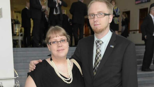 Raskaana ollutta vaimoaan kokoomusnuoren kanssa pettänyt Simon Elo: En ajatellut poikaani! Simon Elo petti vaimoaan.