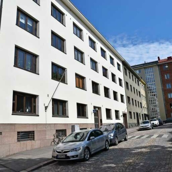 Rakkautta vain -tähti Heikki Kinnunen tahkoaa jättitienestejä: maksaa silti alhaista vuokraa! Heikki Kinnunen asuu taiteilijakoti lallukassa.