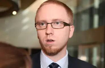 Kohupoliitikko Simon Elo myöntää: Petin raskaana ollutta vaimoani kokoomusnuoren kanssa!