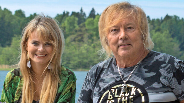 Danny, 74, ja Erika Vikman, 24, muuttivat yhteen: kesäavoliitto! Erika Vikman ja Danny viettävät kesää mökillä Raumanmerellä.