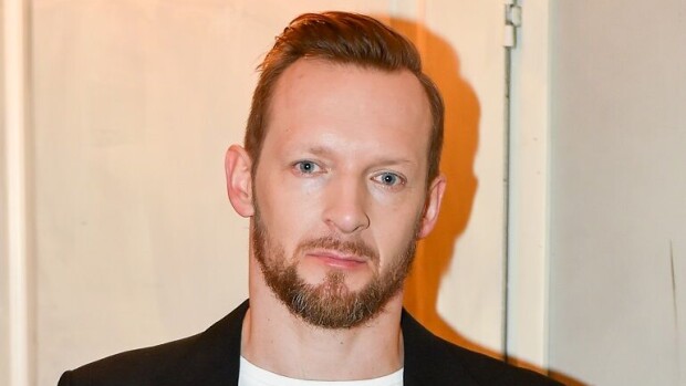 Salkkari-komistus Jarkko Nyman ajoi partansa – tunnistatko enää?! Jarkko Nyman on Salkkareiden Sebastian.
