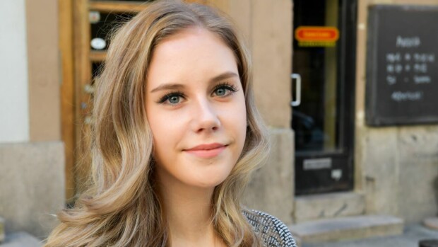 Lukiolaiskaunotar Emilia nähdään uutena kasvona Varasto-elokuvan jatko-osassa: kuvauksista yo-kirjoituksiin! Varasto