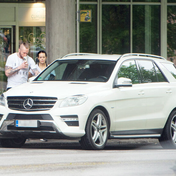 Hannes ja Martina jatkoivat Tampereelta yhdessä kohti seuraavaa määränpäätä. Martina ja Hannes menossa autoon suhde