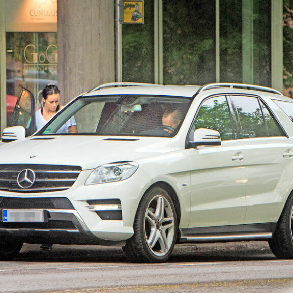 Hannes hyppäsi Martinan valkoisen Mercedes-Benz -maasturin kuskin paikalle, kun kaksikko hurautti Tampereelta kohti Euran Sieravuorta. Siellä Martinalla oli lauantaina hyvinvointipäivän juontokeikka. Hannes Hyvönen Martinan autossa romanssi