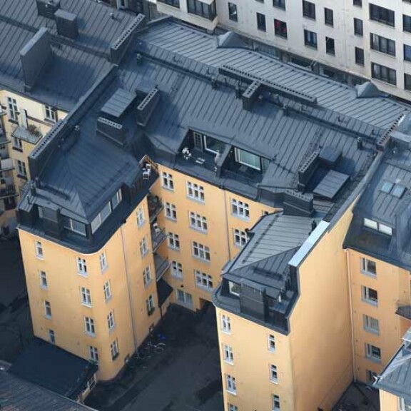 Mukavuutta asumiseen tuo sisäpihan suuntaan aukeava parveke. Mukavuutta asumiseen tuo sisäpihan suuntaan aukeava parveke.