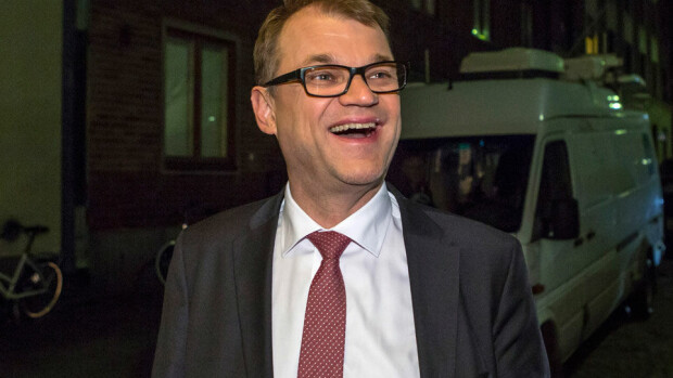 Näin potkii Juha Sipilä - kuvat poliitikkojen jalkapallo-ottelusta! Juha Sipilä