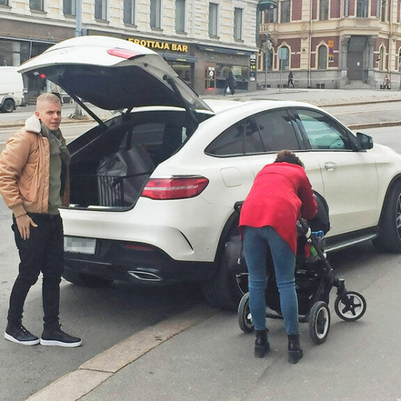 Isukki-Elastinen shoppaili vauvansa ja rakkaansa kanssa: paparazzikuvat! elastinen ja auto