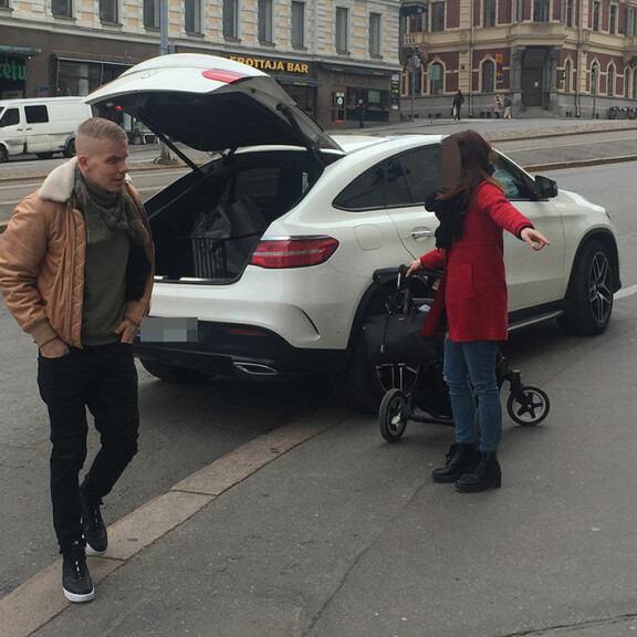 Isukki-Elastinen shoppaili vauvansa ja rakkaansa kanssa: paparazzikuvat! elastinen